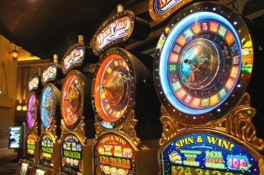 138 platform showing side-by-side comparison of slot game interface and live dealer table